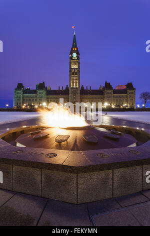 Parliament Hill e il Centennial Fiamma di Ottawa, Canada all'alba in inverno Foto Stock