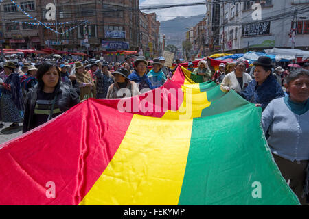 La donna boliviana con la bandiera nazionale per commemorare la Giornata Nazionale,6 Agosto (Dia de la Patria). La Paz. Bolivia Foto Stock