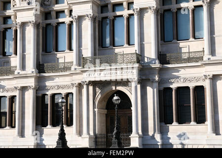 Ex città di Londra scuola per ragazzi (ora casa di J.P. Morgan) su Victoria Embankment, London, England, Regno Unito Foto Stock