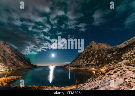 La luna e le luci del nord presso la baia di Straume su Vesterålen, Norvegia Foto Stock