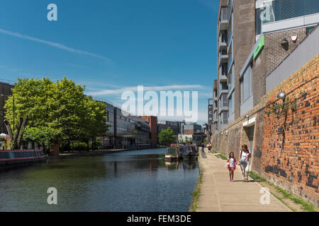 La gente camminare lungo il Regent's Canal, vicino la stazione di Kings Cross, London, Regno Unito Foto Stock