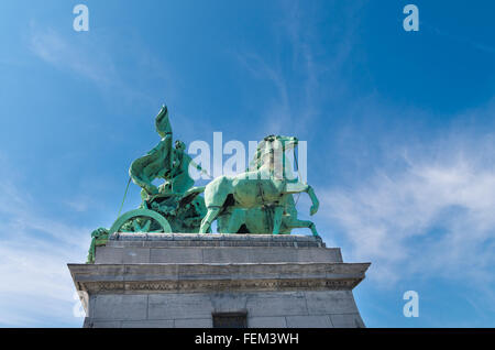 Bruxelles, Belgio - 10 luglio 2015: Statua sulla sommità dell'Arc de Triomphe in Jubelpark (Parc du Cinquantenaire). L'arco fu Foto Stock