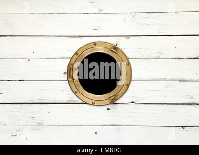 Vintage oblò in ottone in stile rustico in legno bianco parete Foto Stock