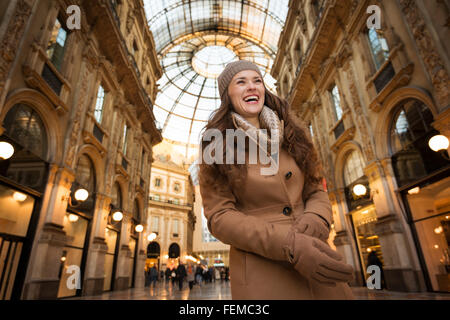 Ottenere pronto a rendere il vostro modo attraverso lo shopping addicted folla. Enorme saldi invernali a Milano appena iniziato. Ritratto di giovane sorridente Foto Stock