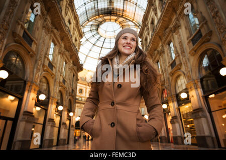 Ottenere pronto a rendere il vostro modo attraverso lo shopping addicted folla. Enorme saldi invernali a Milano appena iniziato. Ritratto di giovane sorridente Foto Stock