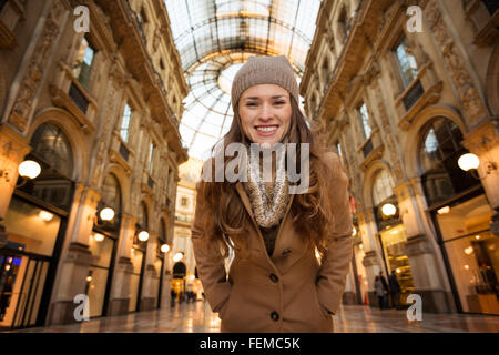 Ottenere pronto a rendere il vostro modo attraverso lo shopping addicted folla. Enorme saldi invernali a Milano appena iniziato. Ritratto di giovane sorridente Foto Stock