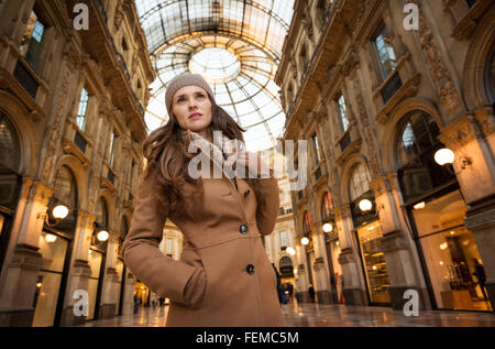 Ottenere pronto a rendere il vostro modo attraverso lo shopping addicted folla. Enorme saldi invernali a Milano appena iniziato. Ritratto di giovane donna s Foto Stock