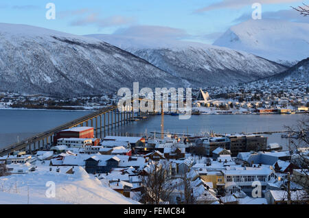 Tromso city in inverno con neve e sole panoramica foto 7 Febbraio 2016 Foto Stock