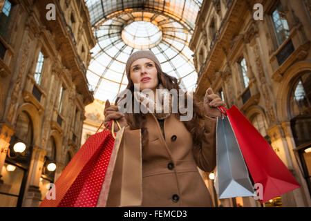 Ottenere pronto a rendere il vostro modo attraverso lo shopping addicted folla. Enorme saldi invernali a Milano appena iniziato. Giovane donna con carrello Foto Stock