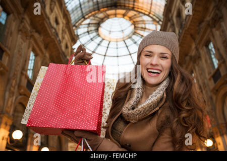 Ottenere pronto a rendere il vostro modo attraverso lo shopping addicted folla. Enorme saldi invernali a Milano appena iniziato. Ritratto di giovane sorridente Foto Stock