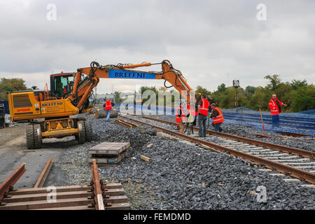 Lavoratori edili costruzione di binari ferroviari Foto Stock