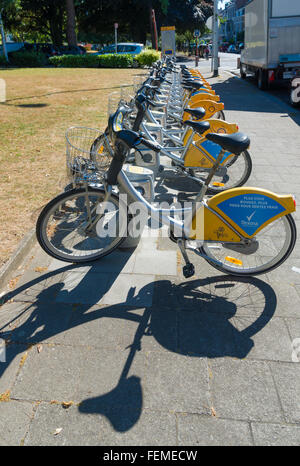 Bruxelles, Belgio - 10 luglio 2015: Giallo bici di Villo!, un servizio automatizzato che noleggia biciclette in tutta Bruxelles. Foto Stock