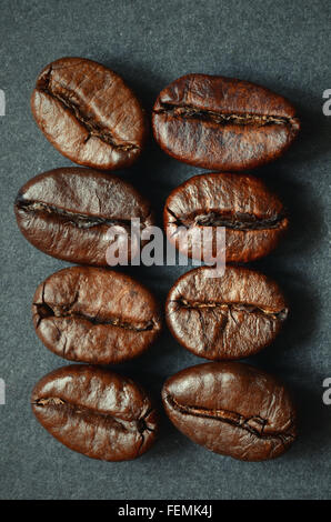 Caffè torrefatto in grani, close-up shot con lenti macro Foto Stock