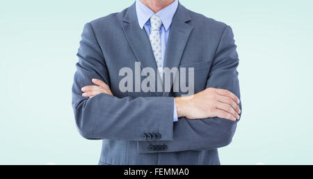 Immagine composita della sezione mediana di imprenditore in piedi con le braccia incrociate Foto Stock