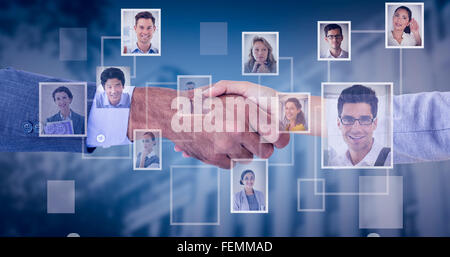 Immagine composita di uomini di affari che stringono le mani su sfondo bianco Foto Stock