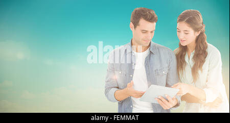 Immagine composita della gente di affari con la compressa Foto Stock