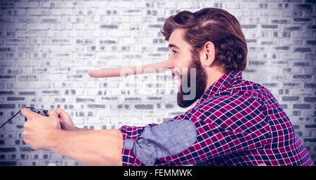 Immagine composita della vista laterale di felice hipster riproduzione di video gioco Foto Stock