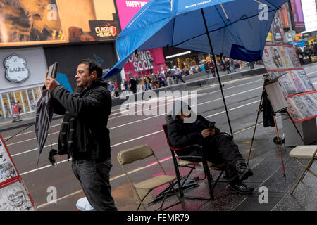 Venditore ambulante e turistico, Times Square, New York, Stati Uniti d'America Foto Stock