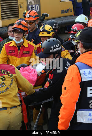 Tainan. 8 febbraio, 2016. I soccorritori a trasferire un otto-anno-vecchio sopravvissuto da un edificio crollato a locale ospedale nella città di Tainan, a sud-est della Cina di Taiwan, Febbraio 8, 2016. Sabato il 6,7-grandezza, del terremoto che ha colpito appena due giorni in anticipo della tradizionale nuovo anno cinese vicino a Tainan, ha ucciso almeno 38 persone, tutti ma due di essi nel crollo del 16-storia complesso residenziale. Più di un centinaio di persone sono creduti per essere ancora sotto le macerie, addensarsi teme che l' eventuale pedaggio potrebbe top 100 come la probabilità di superstiti zecche lontano. Credito: Xinhua/Alamy Live News Foto Stock