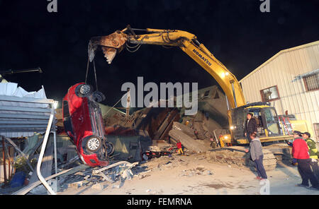 Tainan. 8 febbraio, 2016. Soccorritori spostare i detriti di una vettura durante la ricerca per i sopravvissuti a un edificio crollato nella città di Tainan, a sud-est della Cina di Taiwan, Febbraio 8, 2016. Sabato il 6,7-grandezza, del terremoto che ha colpito appena due giorni in anticipo della tradizionale nuovo anno cinese vicino a Tainan, ha ucciso almeno 38 persone, tutti ma due di essi nel crollo del 16-storia complesso residenziale. Più di un centinaio di persone sono creduti per essere ancora sotto le macerie, addensarsi teme che l' eventuale pedaggio potrebbe top 100 come la probabilità di superstiti zecche lontano. Credito: Xinhua/Alamy Live News Foto Stock