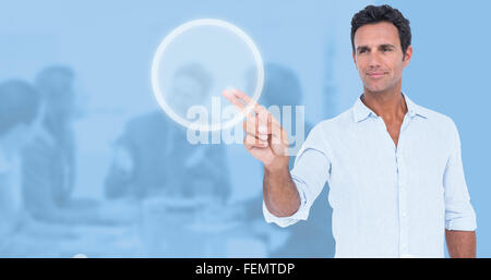 Immagine composita di uomo bello fare il gesto della pistola Foto Stock