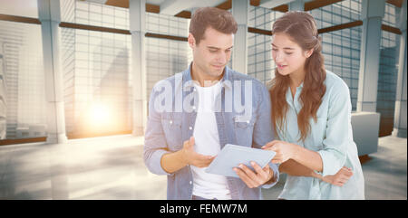 Immagine composita della gente di affari con la compressa Foto Stock