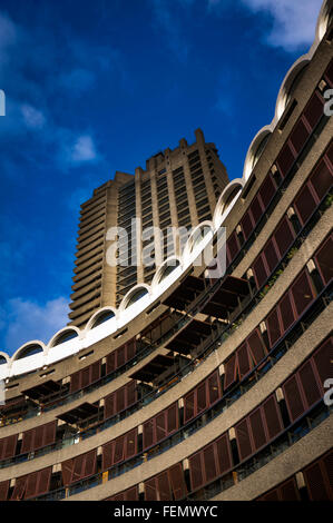 Moderne "Brutalist' edifici del Barbican Station Wagon nella città di Londra, Regno Unito Foto Stock