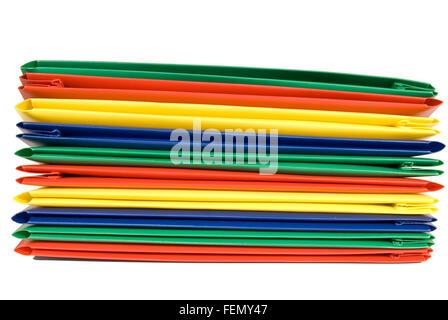 Pila di colorate vivacemente in plastica cartelle di file Foto Stock