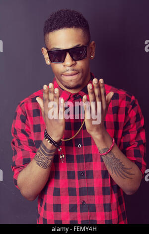 Ritratto di hip hop americano africano ballerino sfondo isolato Foto Stock