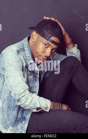 Ritratto di hip hop americano africano ballerino sfondo isolato Foto Stock