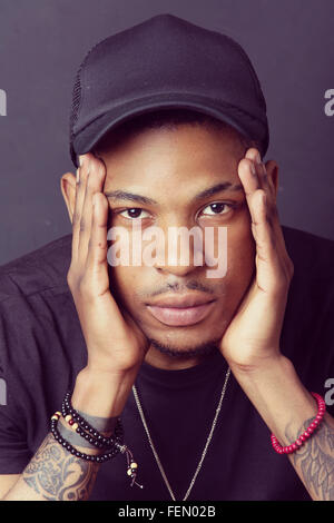 Ritratto di hip hop americano africano ballerino sfondo isolato Foto Stock