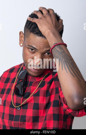 Ritratto di hip hop americano africano ballerino sfondo isolato Foto Stock