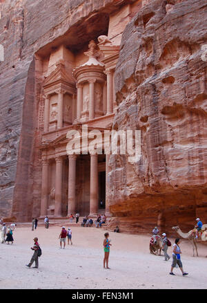 Famoso monumento del Tesoro di Petra luogo archeologico con turisti in giro in Giordania, Medio Oriente. Foto Stock