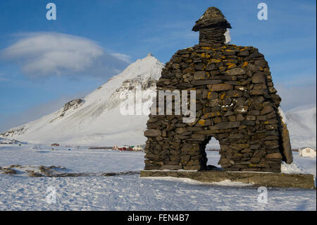 La statua di Barður (Bardur) il Troll a Arnarstapi davanti a Mt Stapafell sulla penisola di Snaefellsnes in Islanda Foto Stock