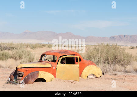 SOLITAIRE, NAMIBIA - Giugno 22, 2012: un veicolo vecchio accanto alla strada a un solitario, un piccolo villaggio vicino al Sossusvlei Foto Stock