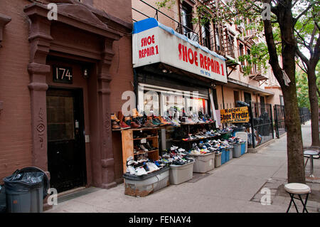 Negozio di scarpe nella strada laterale in Spanish Harlem New York City Foto Stock