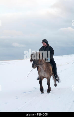 Uomo di equitazione a Vestrahorn, Hofn, Stokksnes, Sud Islanda nel gennaio Foto Stock