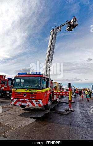 Un Wiltshire fuoco e di salvataggio Mercedes Antenna Econic scaletta della piattaforma con carrozzeria Angloco al 2013 Servizi di emergenza Visualizza UK. Foto Stock