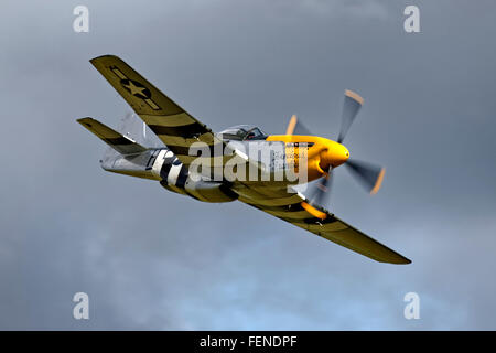 North American P-51D Mustang 'feroce Frankie' presso la Old Sarum xii Airshow Settembre 2015, Wiltshire, Regno Unito. Foto Stock