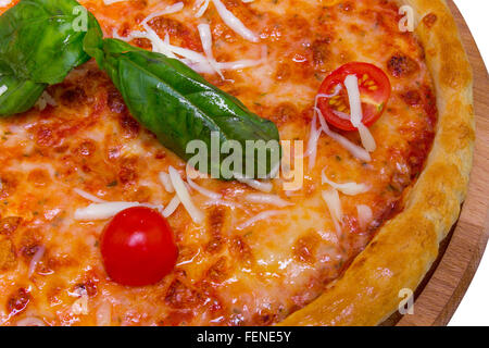 Italian margarita pizza con basilico, mozzarella e pomodoro, primo piano Foto Stock