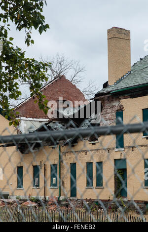 Un crollo del tetto è visto attraverso una catena collegamento recinto a Fort Hancock di sabbia sul gancio in New Jersey Foto Stock