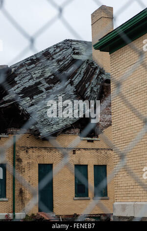 Un crollo del tetto è visto attraverso una catena collegamento recinto a Fort Hancock di sabbia sul gancio in New Jersey Foto Stock