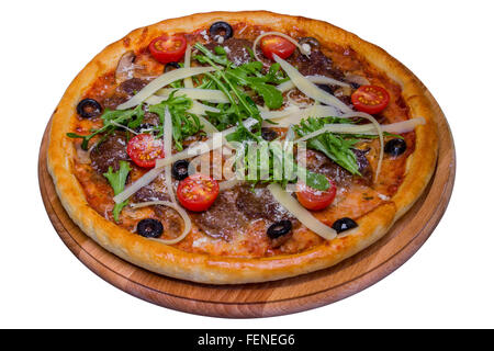 Pizza con grigliate di carne di vitello, il parmigiano e i pomodori ciliegia, isolato con tracciato di ritaglio Foto Stock