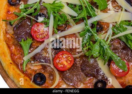 Pizza con grigliate di carne di vitello, il parmigiano e i pomodori ciliegia, primo piano Foto Stock