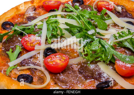 Pizza con grigliate di carne di vitello, il parmigiano e i pomodori ciliegia, primo piano Foto Stock