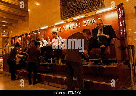 Calzatura splendenti stand in Grand Central station Manhatten New York City Foto Stock