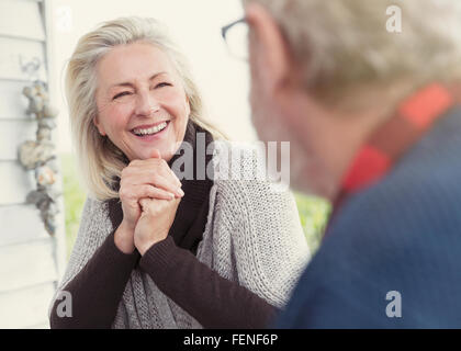 Senior sorridente Donna che parla all'uomo Foto Stock