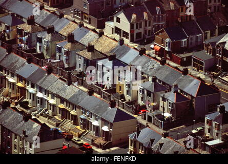 AJAXNETPHOTO. 5Giugno, 1988. PLYMOUTH in Inghilterra. - Alloggiamento della città - Vista aerea di alloggiamento terrazzati. Foto:JONATHAN EASTLAND/AJAX REF:920397 Foto Stock