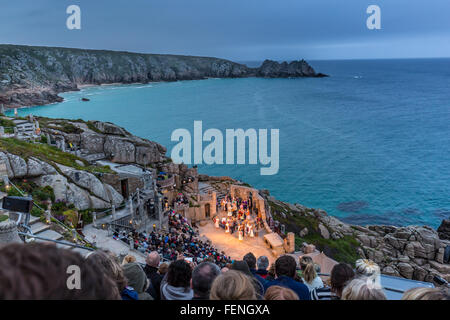 Prestazioni all'aperto al crepuscolo presso il Teatro Minack in Cornovaglia Foto Stock