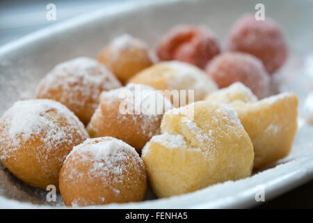 Feste di Carnevale frittelle dolci a forma di sfere chiamato castagnole Foto Stock